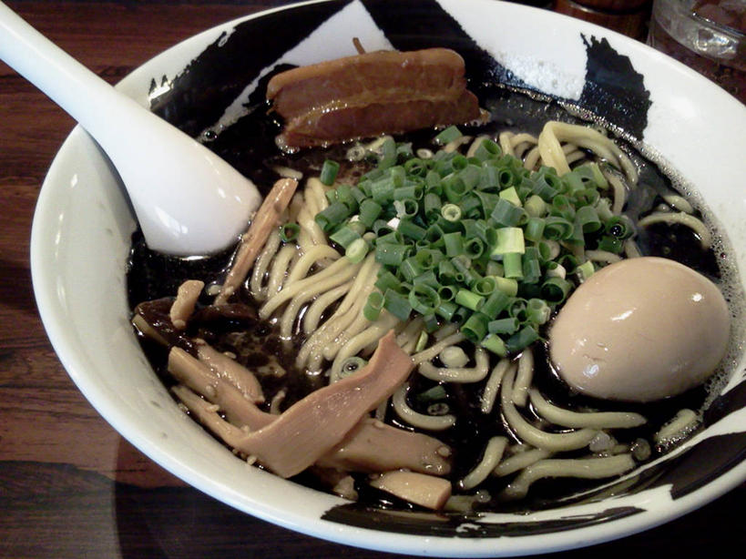 无人,横图,特写,桌子,鱿鱼,东京,日本,木纹,鸡蛋,肉,汤,食品,首都,饮食,汤匙,碗,摄影,清新,肉汤,日本拉面,开胃酱,墨鱼汁,海产,彩图