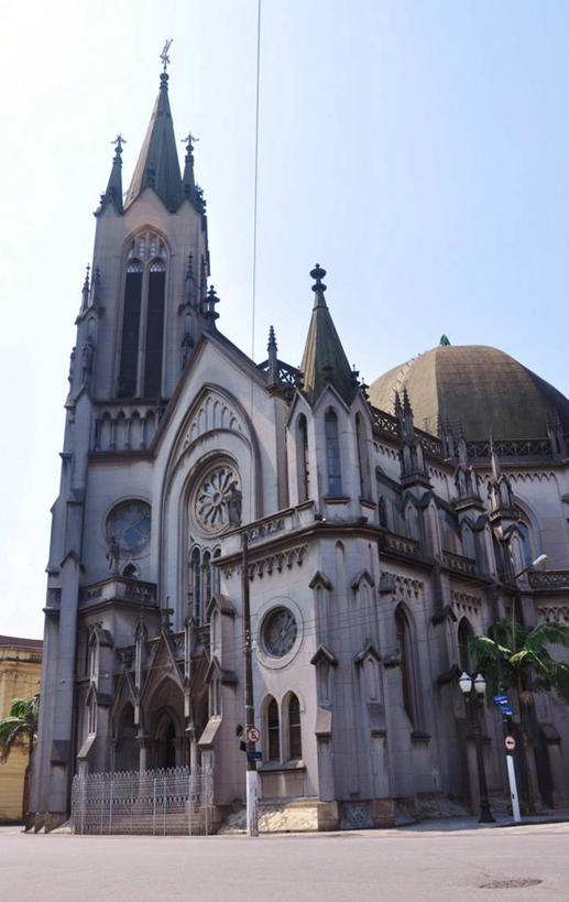 无人,教堂,竖图,室外,白天,城市,建筑,路灯,巴西,历史,树,天空,地标建筑,摄影,宗教,宁静,基督教,圆顶建筑,桑托斯,圣保罗州,彩图,大教堂