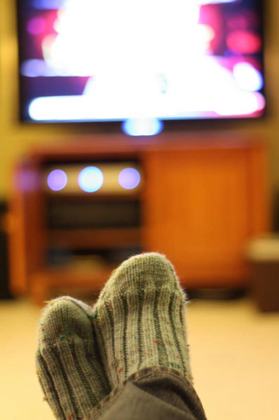 腿,一个人,竖图,室内,特写,白天,美国,袜子,放松,摄影,部分,四肢,电视机,休闲活动,彩图,爱荷华