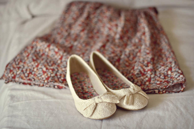 无人,横图,室内,白天,裙子,床,卧室,鞋子,意大利,床单,摄影,简单,式样,彩图