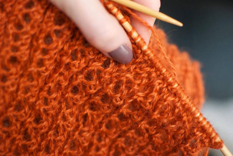 成年人,一个人,横图,室外,特写,白天,美国,仅一个女性,准备,卷曲,编织,缠绕,织物,指甲油,线团,纺织,毛线,手指,橙色,摄影,部分,羊毛,针织,手艺,式样,技能,彩图