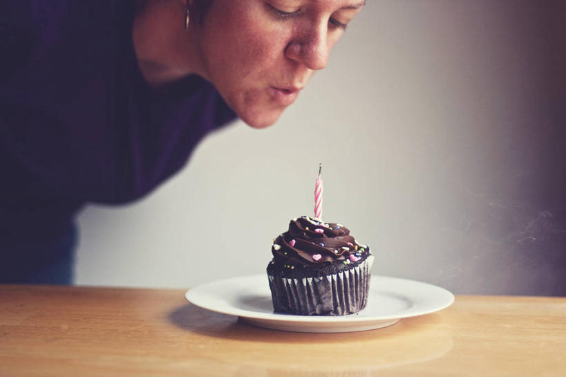 西方人,成年人,中年人,一个人,横图,室内,白天,生日,桌子,蜡烛,欧洲,美国,欧洲人,仅一个女性,仅一个人,庆祝,木制,注视,休闲装,吹气,饮食,盘子,生日蛋糕,观察,看,仅一个中年女性,诱惑,摄影,观看,庆贺,察看,关注,祝贺,出生,诞生,烛炬,纸托蛋糕,女人,女性,中年女性,白种人,半身,彩图