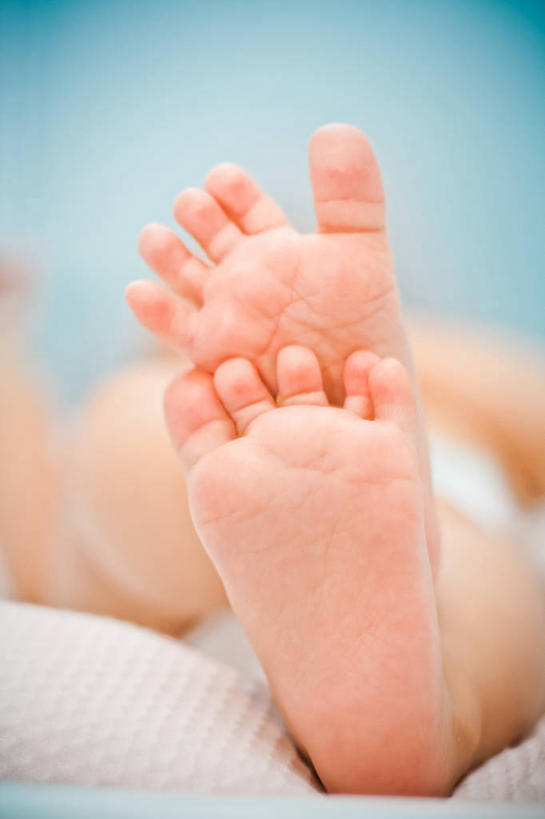 婴儿,儿童,一个人,竖图,室内,特写,纯洁,巴西,仅一个人,小孩,赤脚,可爱,摄影,活泼,部分,宝宝,足,纯真,烂漫,无邪,米纳斯吉拉斯州,伶俐,天真,孩子,彩图