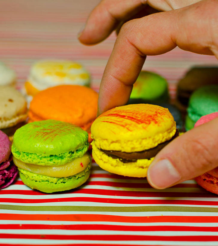 一个人,竖图,室内,特写,法国,一排,整齐,拿着,排列,甜食,手指,摄影,多样,部分,队列,选择,彩图,蛋白杏仁饼