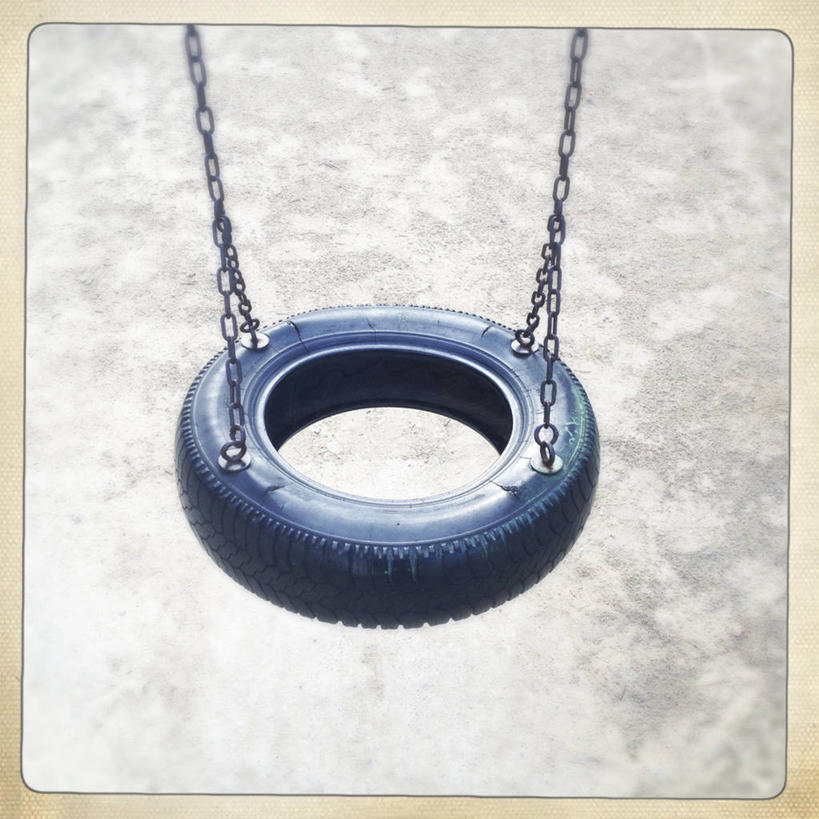 无人,方图,室外,白天,游戏,游乐场,西班牙,摇摆,玩,娱乐,黑色,轮胎,秋千,荡秋千,休闲,橡胶,童年,摄影,活动,铁环,锁链,链条,束缚,限制,摇晃,橡胶制品,车胎,约束,玩耍,嬉戏,彩图,外胎