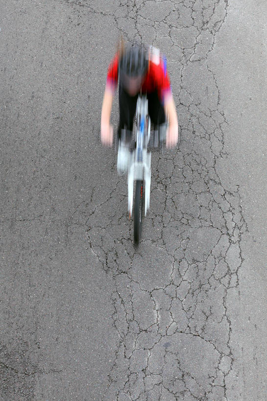 成年人,一个人,竖图,俯视,室外,白天,运动模糊,锻炼,运动,路,自行车,南非,仅一个男性,拿着,车,脚踏车,骑,交通工具,骑车,摄影,迅速,载具,德班,彩图,高角度拍摄