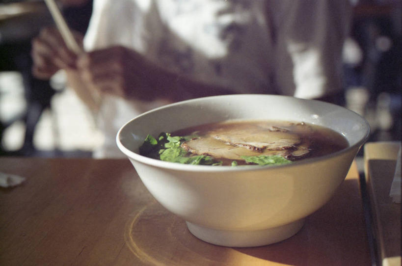 一个人,站,横图,室内,特写,美国,阴影,木制,光,牛肉,食品,拿着,休闲装,饮食,碗,摄影,部分,北美,北美洲,加利福尼亚,美洲,健康食物,加州,洛杉矶,加利福尼亚州,金州,黄金州,北亚美利加洲,亚美利加洲,日本拉面,天使之城,彩图,县治,洛杉矶县,美利坚合众国,洛城