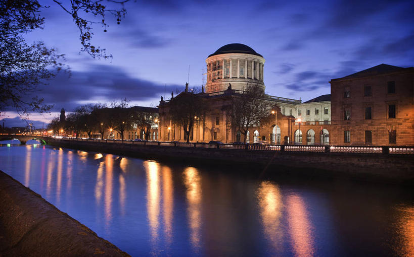 无人,横图,室外,夜晚,河流,城市,建筑,爱尔兰,反射,法院,首都,历史,树,天空,摄影,照亮,圆顶建筑,政府,美国最高法院,利菲河,彩图,法律,爱尔兰文化