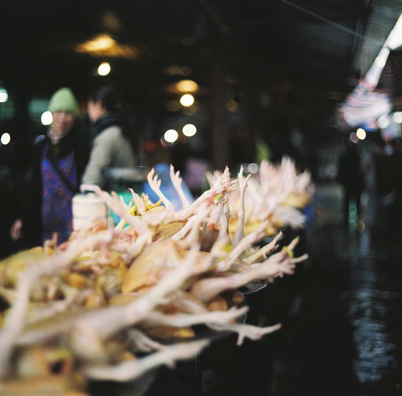 站,横图,室外,夜晚,商务,消费,越南,亚洲,许多,鸡肉,生食,市场,很多,鸡腿,饮食,零售,摄影,东南亚,照亮,越南社会主义共和国,散焦,彩图,老街省,沙坝县