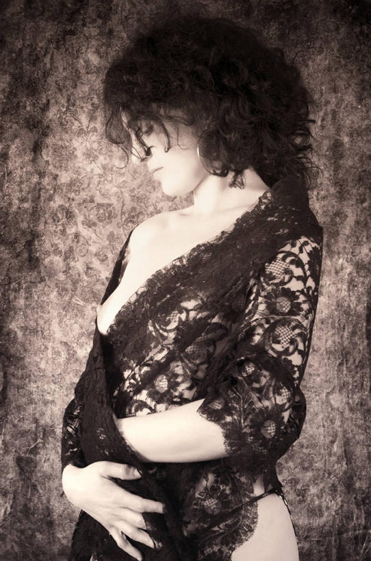 成年人,一个人,站,竖图,阶调图片,室内,时尚,性感,西班牙,巴塞罗那,仅一个年轻女性,仅一个女性,仅一个人,拿着,注视,裸露,观察,看,思考,摄影,观看,察看,工作室,关注,裸,时装模特,肌理,年轻女性,女人,女性,年轻人,卷发,半身,彩图,魅力