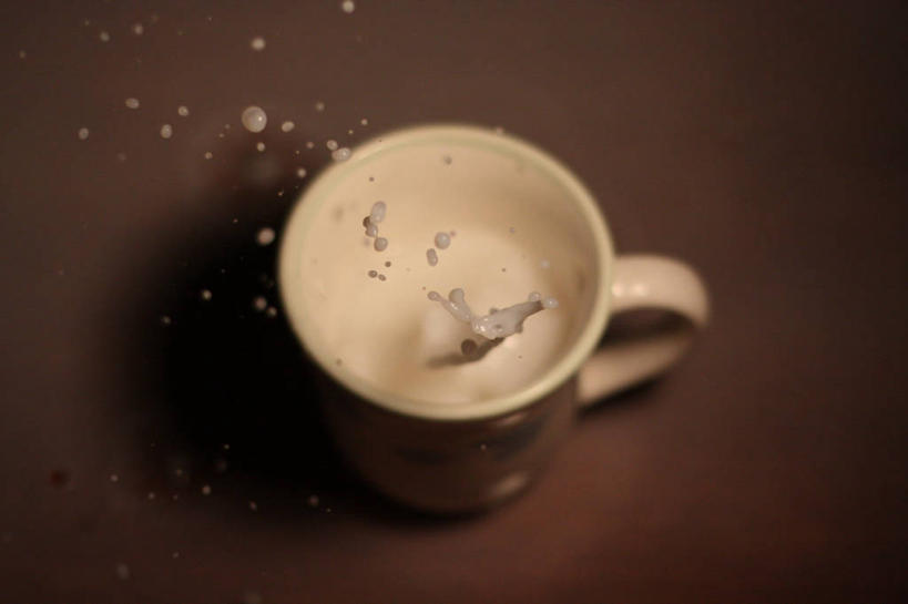 牛奶,无人,横图,特写,美国,溅,水滴,杯,饮食,饮料,摄影,褐色背景,撞击,清新,健康食物,彩图,影棚拍摄