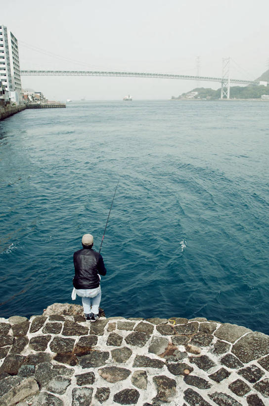 成年人,一个人,站,竖图,俯视,室外,白天,日本,仅一个男性,联系,拿着,休闲装,背面,天空,鸭舌帽,摄影,吊桥,北九州市,山口县,彩图,高角度拍摄,钓鱼
