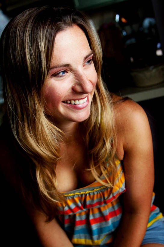 成年人,中年人,眼睛,头发,一个人,坐,笑,微笑,露齿笑,竖图,室内,特写,正面,快乐,幸福,美国,仅一个女性,仅一个人,条纹,休闲装,蓝色,仅一个中年女性,思考,金色,摄影,写实,乳沟,女人,女性,中年女性,长发,半身,彩图