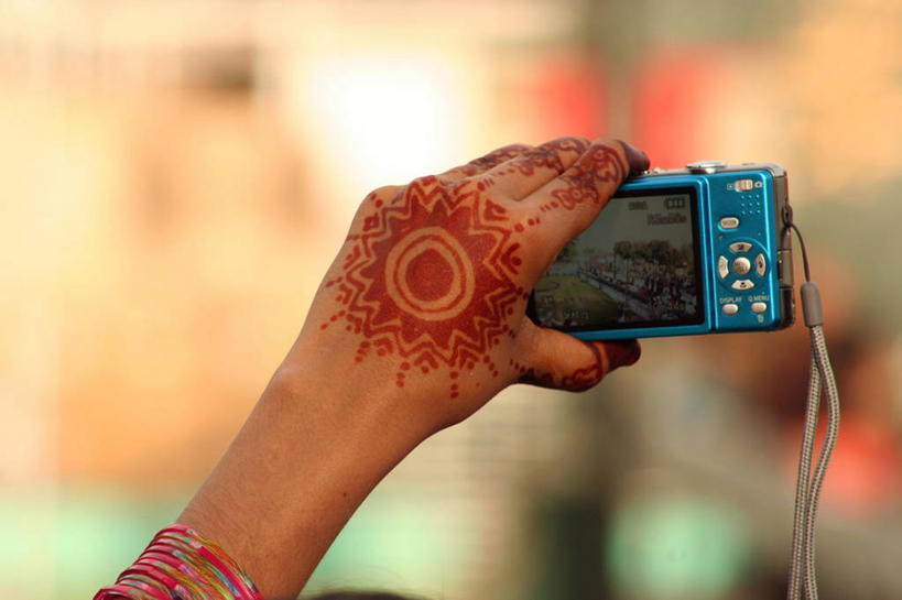 成年人,手,一个人,横图,室外,特写,白天,相机,巴基斯坦,仅一个女性,庆祝,艺术,彩绘,拿着,文化,拍照,摄影,部分,记忆,人体彩绘,美观,纹身彩绘,拉合尔,设计,彩图,传统文化