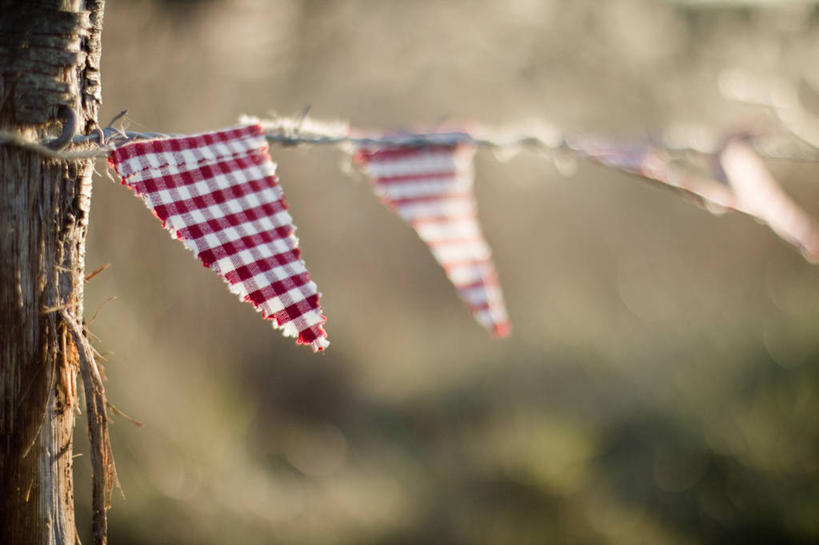 无人,横图,室外,白天,风,英国,庆祝,破坏,破损,红色,白色,绳子,木桩,摄影,损坏,彩图