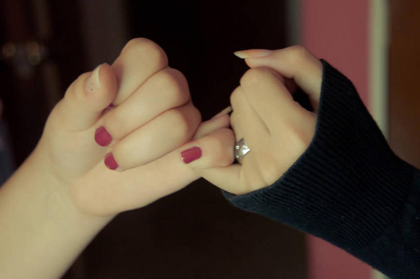 少年,手,一个人,两个人,握手,横图,室内,特写,友谊,委内瑞拉,仅一个男性,仅一个年轻女性,仅一个女性,仅一个人,连接,首都,指甲油,仅一个年轻男性,戒指,南美,摄影,部分,南美洲,袖子,拉丁美洲,美洲,亚美利加洲,南亚美利加洲,加拉加斯,委内瑞拉玻利瓦尔共和国,男人,男性,年轻男性,年轻女性,女人,女性,搀手,拉手,手拉手,手握手,彩图