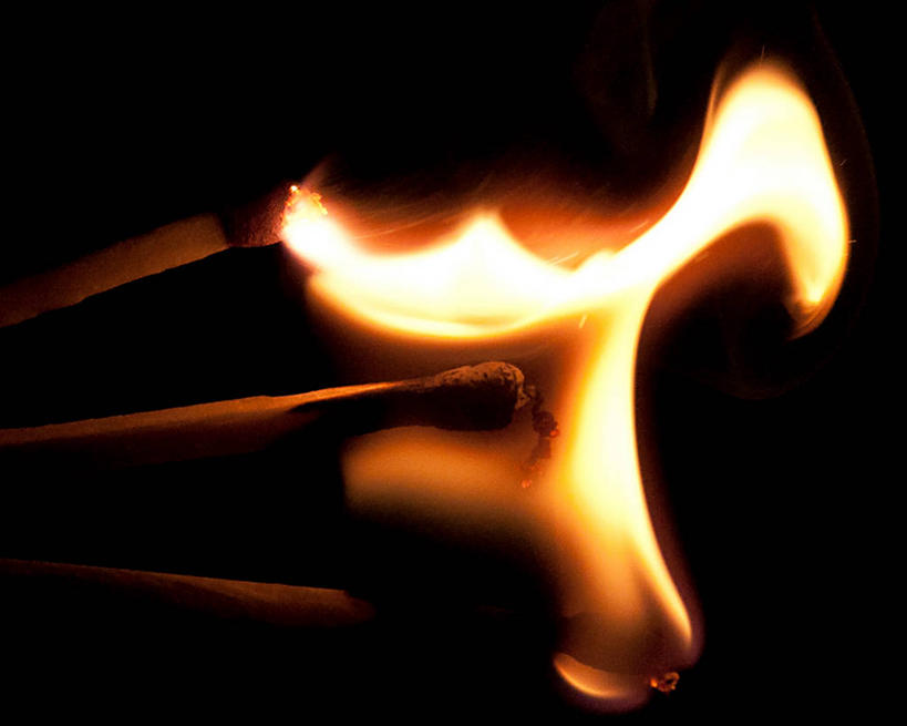 无人,横图,特写,荷兰,黑色背景,火柴,火焰,燃烧,热,三个,点燃,摄影,洋火,易燃品,火柴梗,取火工具,危险,彩图,影棚拍摄