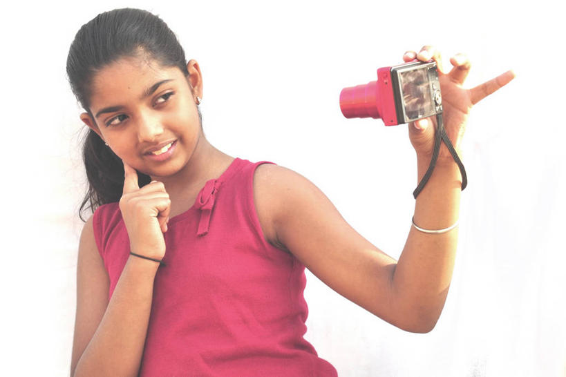 儿童,脸,头,脸颊,一个人,微笑,横图,特写,白色背景,满意,幸福,纯洁,相机,印度,仅一个女性,仅一个人,拿着,休闲装,肩膀,小孩,拍照,数码相机,仅一个小孩,可爱,童年,童趣,摄影,青春期,童真,烂漫,无邪,卡纳塔克邦,无线电技术,班加罗尔,天真,女孩,女人,女性,印度人,孩子,头部,脸部,脸蛋,面部,彩图,影棚拍摄,女生