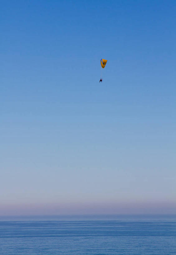 一个人,竖图,室外,探险,风险,海洋,降落伞,美国,水平线,半空,飞,蓝色,黄昏,摄影,加利福尼亚,万里无云,圣地牙哥市,无忧无虑,冒险,危险,彩图