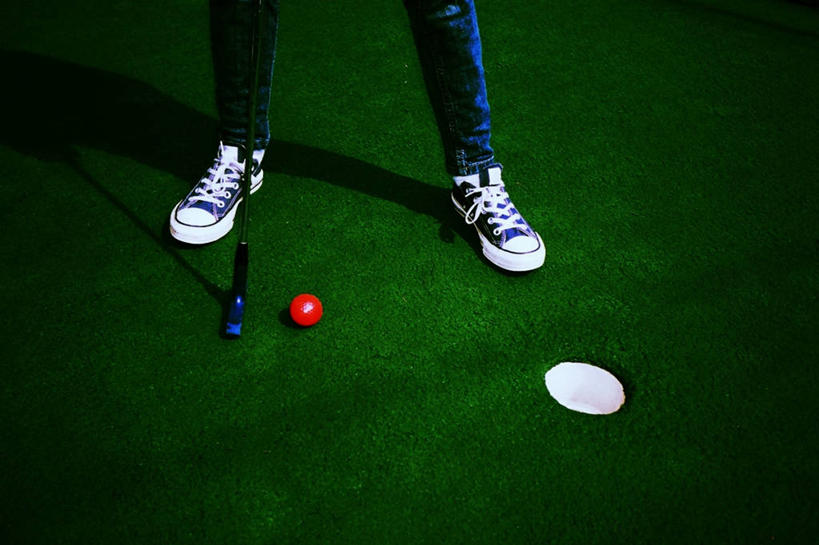 腿,一个人,横图,运动鞋,美国,准备,阴影,高尔夫球,牛仔裤,休闲装,高尔夫球场,草皮,摄影,帆布鞋,部分,华盛顿州,四肢,迷你高尔夫