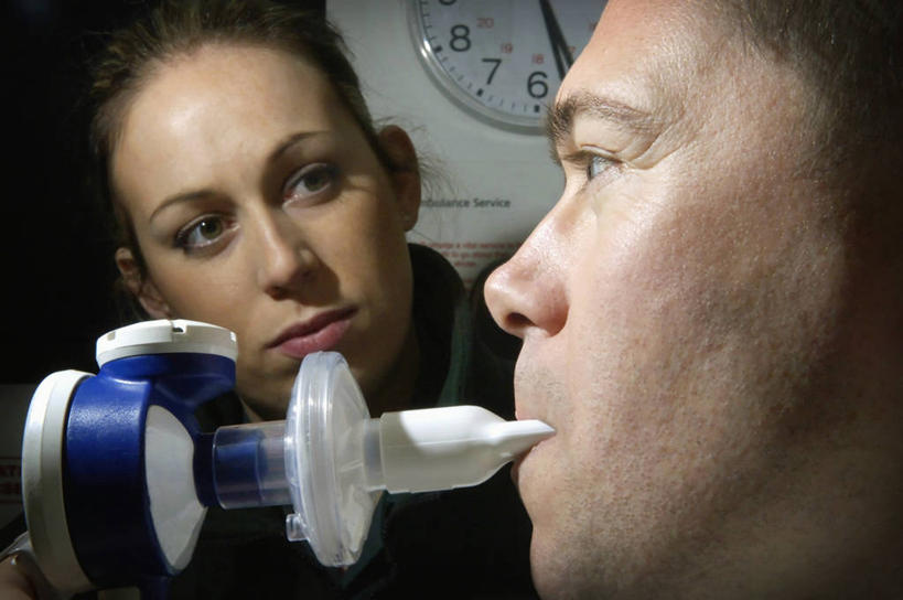 成年人,脸,头,脸颊,两个人,病人,护士,横图,室内,特写,时间,科学,英格兰,肩膀,摄影,观看,氧气面罩,白衣天使,关爱,痛苦,吸气,医疗器械,医疗工具,男人,女人,头部,脸部,脸蛋,面部,钟,彩图,急救员,救护员,医疗救护员,减轻