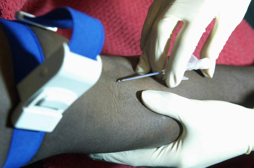 成年人,手,两个人,医生,病人,横图,室内,特写,工作服,制服,安全,药剂,防护,拿着,针,英格兰,手套,药品,职业,生病,治疗,注射,摄影,保护,部分,药物,医疗,注射器,献血,保险,防护服,预防,医疗工具,注射剂,保全,周全,安稳,安定,防护手套,工作制服,四肢,平安,注射液,男人,手臂,彩图,工作套服,缝合针,医用缝合针,接种疫苗