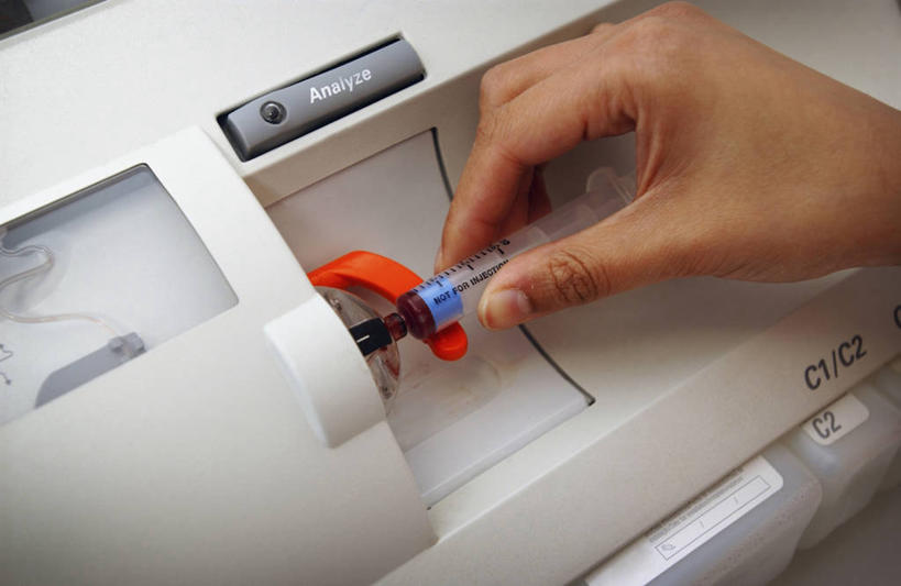 手,一个人,横图,室内,特写,技术,朦胧,模糊,英格兰,摄影,注射器,医疗器械,技术员,彩图