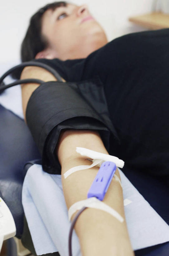 成年人,脸,头,脸颊,一个人,医院,竖图,室内,白天,仅一个女性,牛仔裤,休闲装,英格兰,肩膀,向上看,血液,放松,摄影,急救,医疗,血压计,提供,病房,献血,输血,抢救,血袋,恢复,输血袋,静脉滴注,供应,盛放,血液袋,头部,脸部,脸蛋,面部,仰卧,彩图,供给