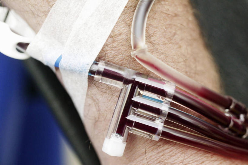 成年人,手,一个人,医院,坐,横图,室内,白天,仅一个男性,拿着,牛仔裤,休闲装,英格兰,血液,放松,摄影,部分,病房,血库,献血,恢复,静脉滴注,四肢,手臂,彩图