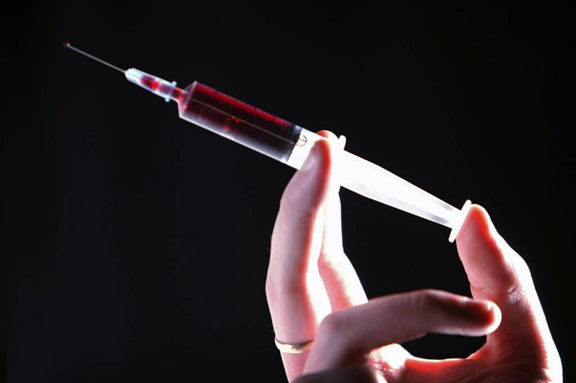 手,一个人,横图,竖图,特写,侧面,黑色背景,液体,挤,英格兰,一个,结婚戒指,医疗用品,摄影,单个,部分,注射器,医疗器械,解决,彩图,影棚拍摄