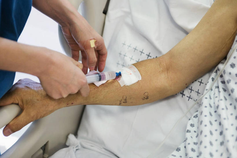 手,两个人,护士,医院,横图,室内,特写,白天,床,韩国,药,水滴,拿着,床上用品,注射,摄影,部分,注射器,放入,静脉滴注,四肢,手臂,绷带,彩图