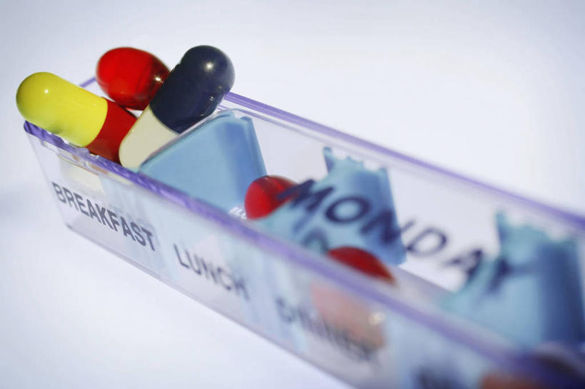 无人,横图,特写,白色背景,许多,药,药丸,很多,药盒,胶囊,英格兰,盒子,容器,摄影,储藏,英文字母,控制,储存,剂量,责任,分药盒,日历,彩图,影棚拍摄,贮存