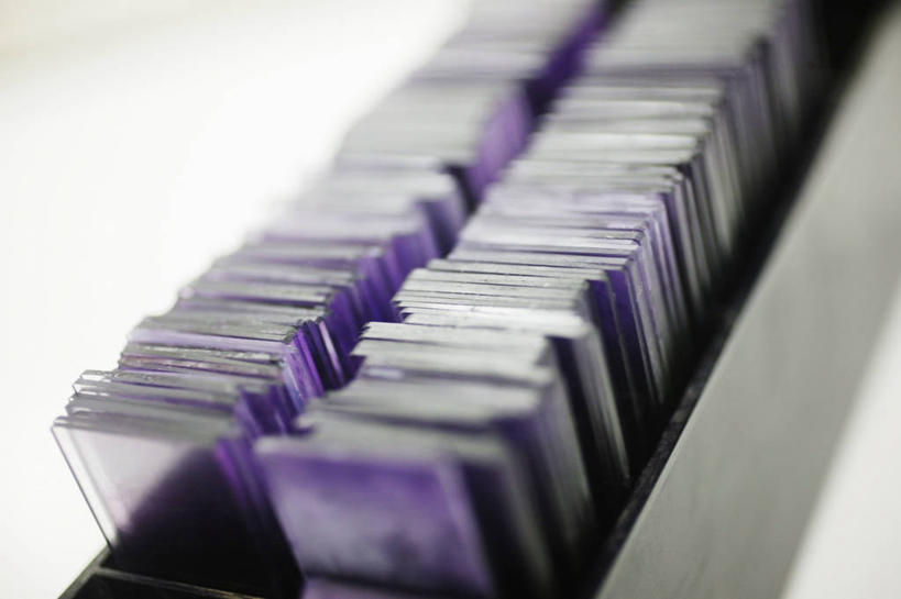 无人,横图,竖图,特写,白色背景,苏丹,一排,整齐,科学,实验室,排列,紫色,容器,摄影,部分,队列,载玻片,玻片,盖玻片,彩图,影棚拍摄