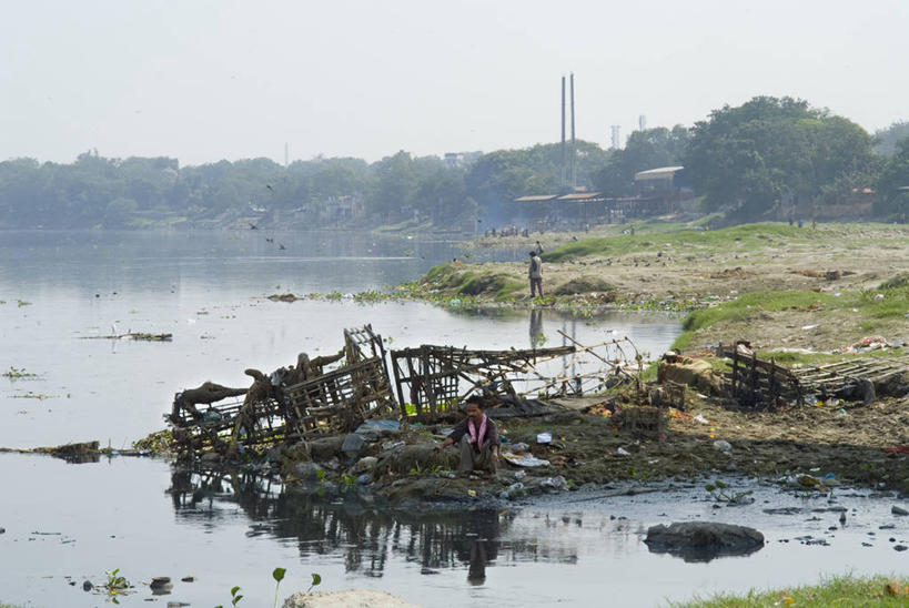 成年人,中年人,蹲,横图,室外,白天,河流,印度,亚洲,环保,垃圾,摄影,能源,回收,资源,贫穷,南亚,利用,低碳,循环,印度共和国,持续,亚穆纳河,空气污染,德里,中年男性,彩图,水污染,社会问题