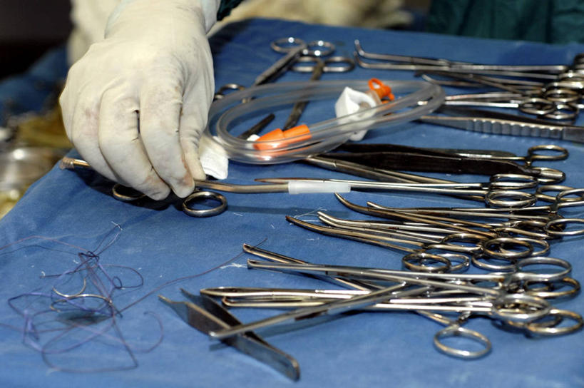 手,一个人,医院,横图,室内,特写,白天,苏丹,许多,镊子,很多,拿着,摄影,部分,手术,手术室,注射器,医疗工具,手术剪刀,手术器械,彩图