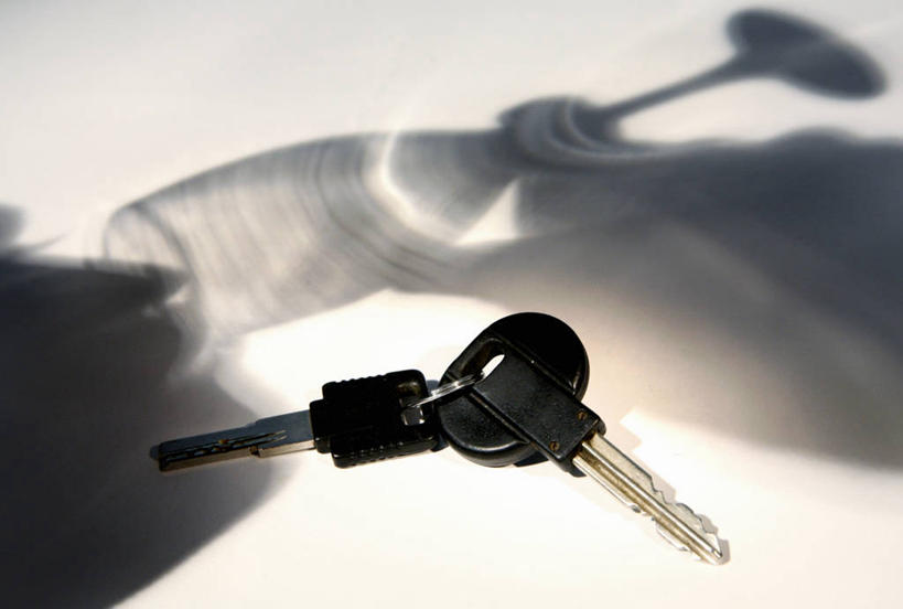 葡萄酒,无人,横图,白色背景,喝,阴影,酗酒,摄影,葡萄酒杯,车钥匙,危险,彩图,影棚拍摄,酒后驾驶,社会问题