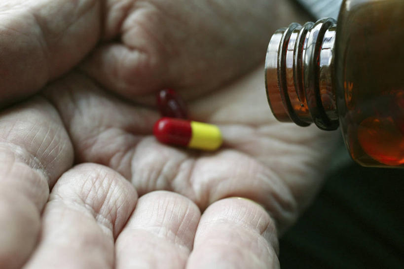 成年人,老年人,手,一个人,横图,特写,仅一个男性,仅一个人,倒,药,药丸,依靠,三个,瓶子,吃药,仅一个老年男性,摄影,多样,部分,老年男性,男人,男性,彩图,影棚拍摄