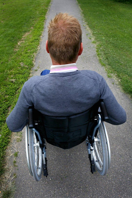 成年人,头发,一个人,公园,坐,竖图,俯视,室外,白天,仅一个男性,仅一个人,小路,休闲装,英格兰,仅一个年轻男性,背面,轮椅,金色,摄影,残疾,男人,男性,年轻男性,年轻人,彩图,高角度拍摄