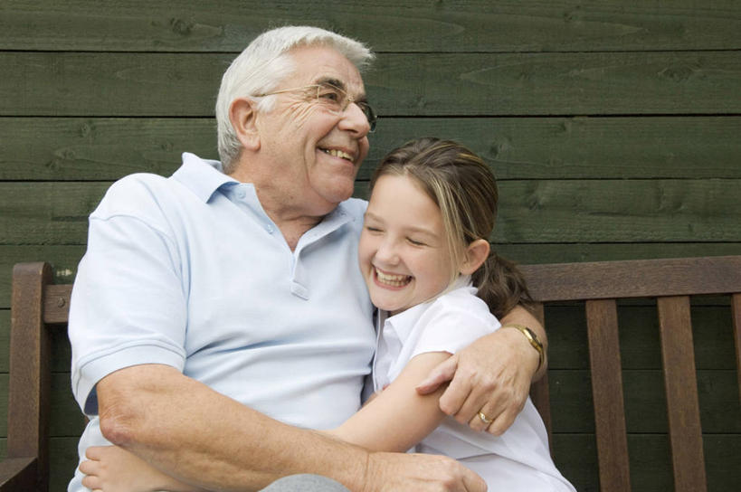 儿童,成年人,老年人,头发,两个人,祖父母,祖父,坐,笑,微笑,横图,室外,白天,快乐,幸福,木制,眼镜,长椅,休闲装,英格兰,白色,短袖,金色,摄影,退休,享乐,老年男性,男人,男性,女孩,女性,孙女,拥抱,半身,彩图,爱,代沟