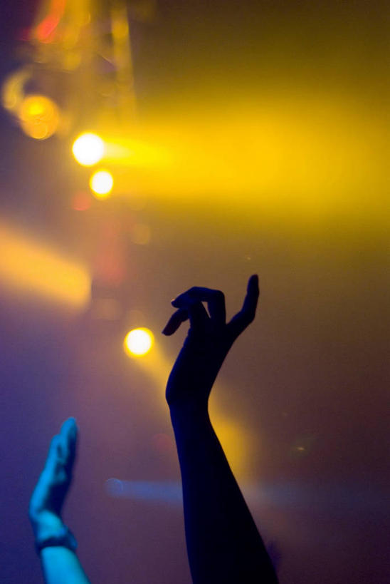 成年人,手,两个人,举,竖图,室外,夜晚,英国,黄色,托,摄影,支撑,部分,享乐,剪影,音乐人,聚光,写实,音乐节,年轻男性,年轻女性,年轻人,休闲活动,举起,举手,举着,向上举,向上伸,向上托,彩图