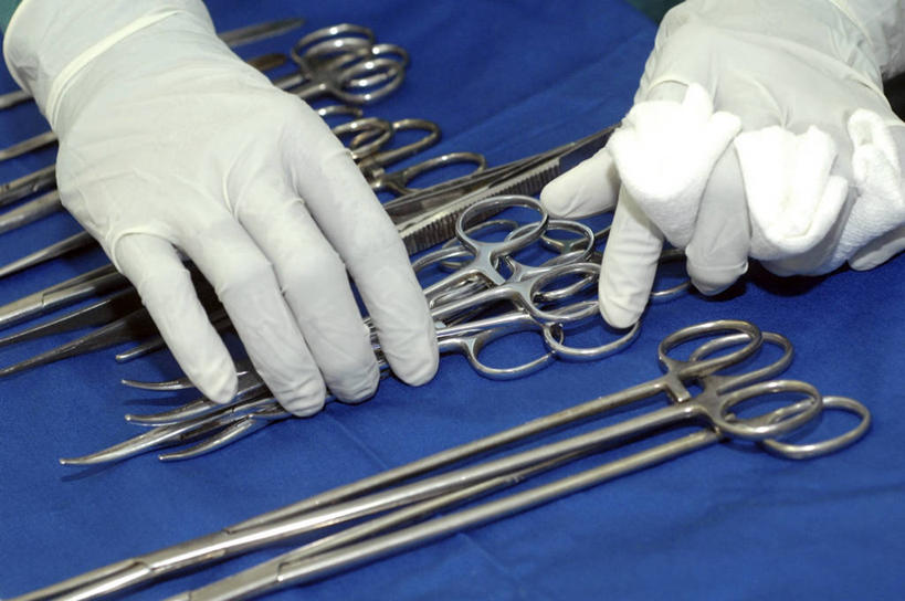 手,一个人,横图,俯视,室内,特写,安全,苏丹,许多,金属,镊子,防护,很多,干净,布置,化妆棉,手套,摄影,多样,保护,部分,卫生,手术室,保险,保全,周全,安稳,安定,防护手套,手术器械,平安,彩图,高角度拍摄