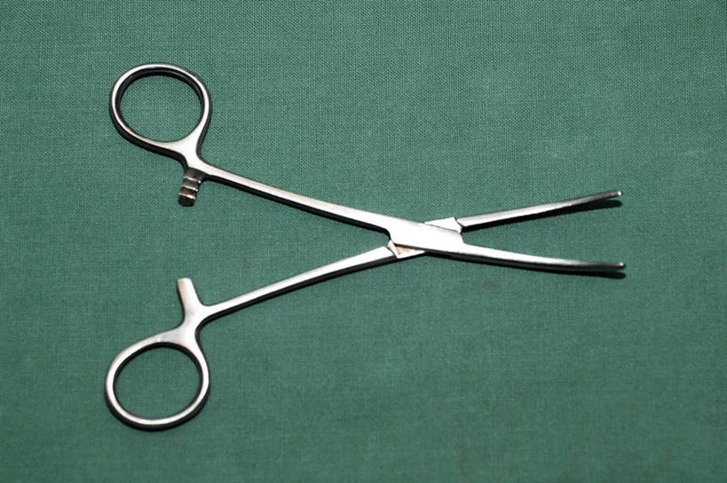 动脉,无人,横图,俯视,银,苏丹,绿色背景,不锈钢,金属,镊子,一个,血液,摄影,单个,手术,手术器械,彩图,高角度拍摄,影棚拍摄