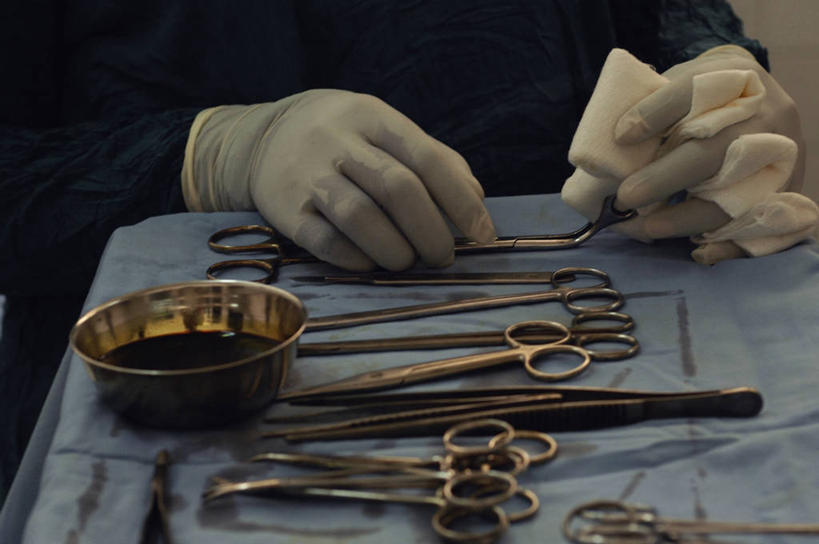 手,一个人,横图,室内,工作服,制服,安全,准备,镊子,纱布,防护,手套,碗,摄影,保护,部分,手术,手术室,保险,保全,周全,安稳,安定,防护手套,工作制服,手术器械,平安,清洗,彩图,工作套服