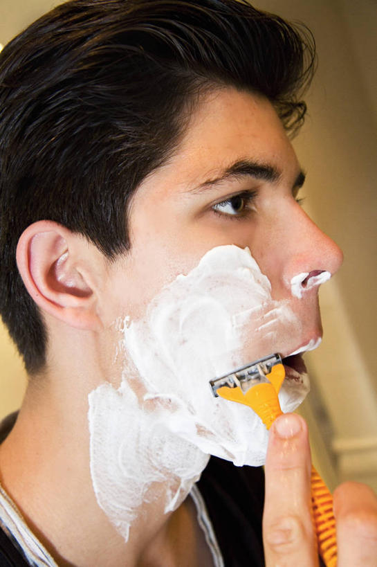 成年人,一个人,竖图,室内,特写,白天,侧面,化妆,美容,仅一个男性,仅一个人,护肤,仅一个年轻男性,保养,享受,休闲,放松,保健,摄影,剃须膏,准确,剃胡子,养颜,男人,男性,年轻男性,年轻人,剃刀,彩图,SPA美容,美人,例行公事