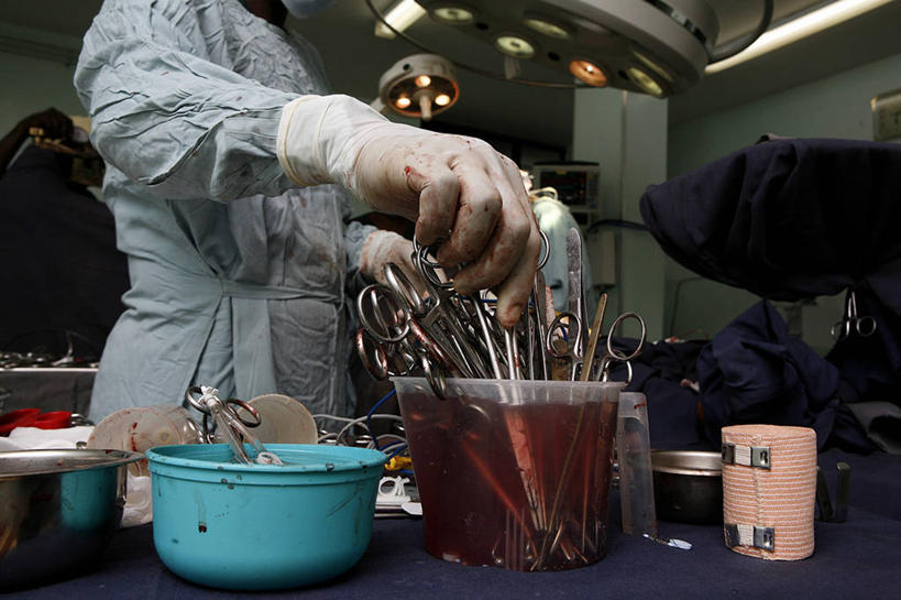 一个人,横图,室内,水,镊子,摄影,手术,手术室,医疗器械,外科医生,手术器械,彩图