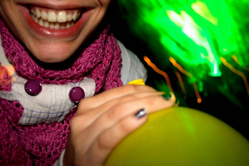 成年人,指甲,一个人,笑,微笑,露齿笑,横图,室外,特写,夜晚,英国,仅一个年轻女性,仅一个女性,仅一个人,指甲油,外套,绿色,围巾,活力,夸张,摄影,气体,写实,化合物,音乐节,无色,年轻女性,女人,女性,年轻人,彩图,无机物,氦气球,笑气,一氧化二氮