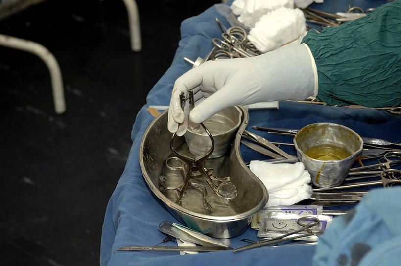 手,一个人,医院,横图,室内,特写,白天,托盘,苏丹,许多,镊子,盘,很多,拿着,盘子,摄影,肮脏,部分,手术,疾病,手术室,注射器,医疗工具,眩晕,邋遢,心血管疾病,龌龊,污秽,手术器械,彩图,房颤,心房颤动,心悸,心律失常