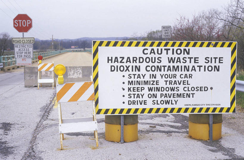 无人,横图,室外,特写,白天,通讯,指示牌,美国,标志,文字,警告,标识,黄色,黑色,警示,运输,摄影,英文字母,禁止,提醒,有毒废物,有毒物质,提示,限制,交通标志,方向标,大写字母,危险,彩图