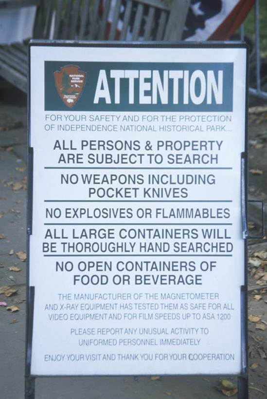 无人,竖图,室外,特写,白天,通讯,指示牌,美国,标志,文字,警告,标识,海报,警示,摄影,英文字母,禁止,提醒,提示,限制,方向标,危险,彩图,法律