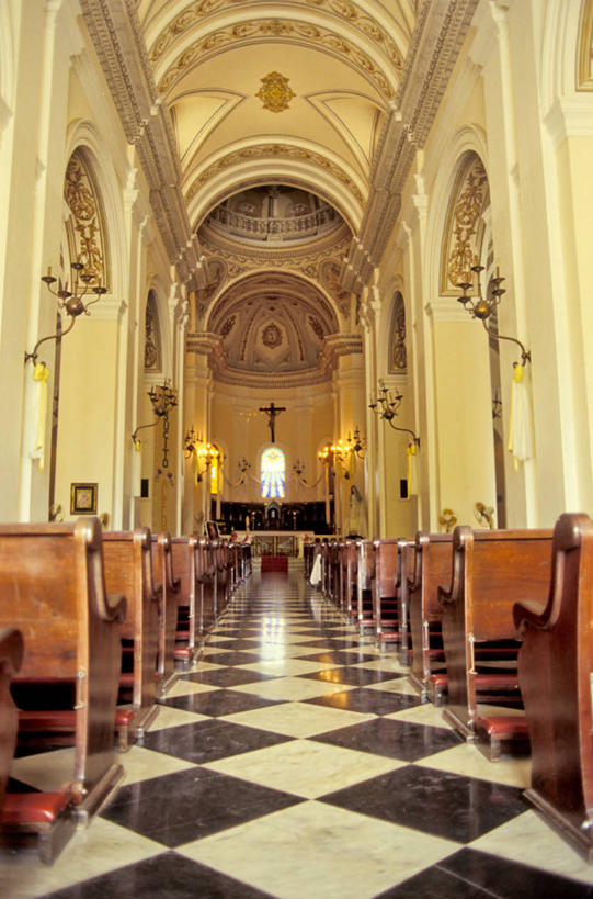 无人,竖图,室内,白天,消失点,建筑,椅子,十字架,首都,摄影,宗教,砖地,宁静,基督教,祭坛,波多黎各,灵性,彩图,大教堂